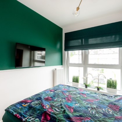 Sypialnia w kolorze butelkowej zieleni ze sztukaterią na ścianie Wykończenia pod klucz Arcywnętrza