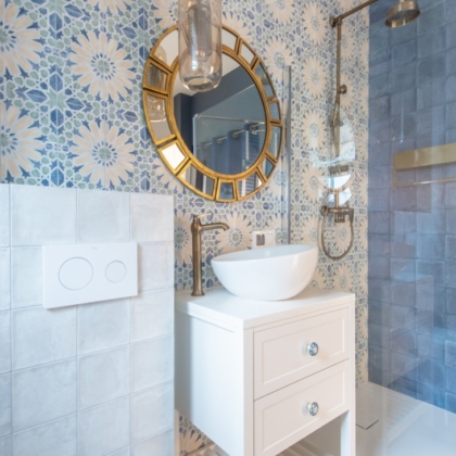 piękna łazienka w kolorach błękitnych Wykończenia pod klucz Arcywnętrza Poznań