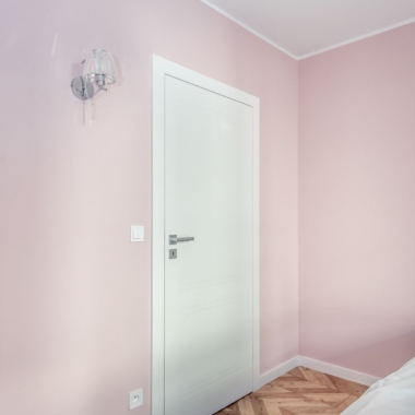 pokój różowe ściany i białe drzwi